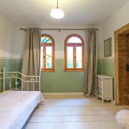 Hébergement de vacances Charmantes Ferienhaus In Guerth Mit Terrasse Und Garten