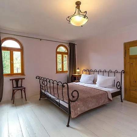 Charmantes Ferienhaus In Guerth Mit Terrasse Und Garten Hébergement de vacances *
